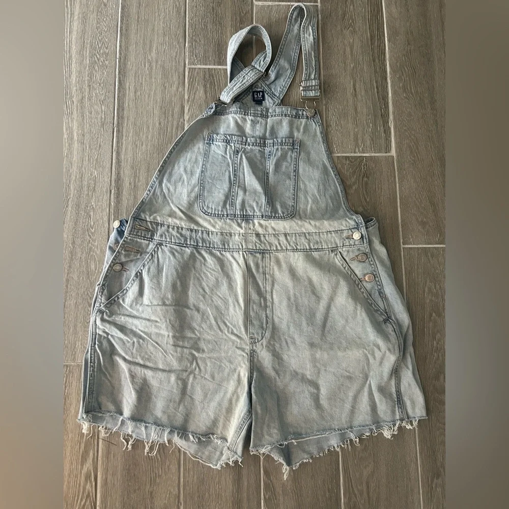 GAP light wash denim overall short - Picture 1 of 3